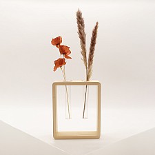 Vaso minimalista in legno con due provette da laboratorio