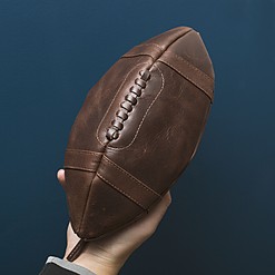 Borsa da toilette in pelle a forma di pallone da rugby