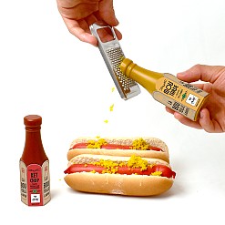 Bottiglia di ketchup o senape da grattugiare