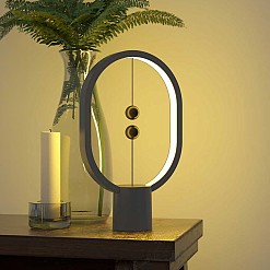 Mini lampada di design in equilibrio