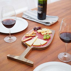 Tagliere di formaggi a forma di bicchiere di vino rosso