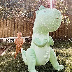 Dinosauro gigante gonfiabile con irrigatore