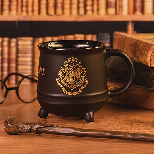 Date un tocco di magia alla vostra colazione con la tazza di Harry Potter a forma di calderone magico.