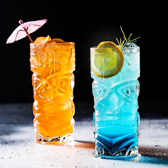 Servite i vostri cocktail come un vero bartender con questo set di bicchieri tiki in vetro.