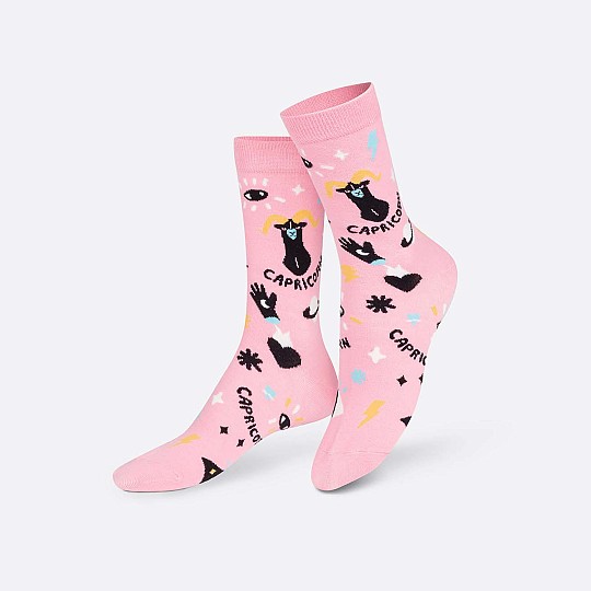 I calzini del Capricorno sono di colore rosa.