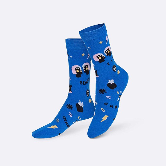 I calzini di Gemini sono blu elettrico.
