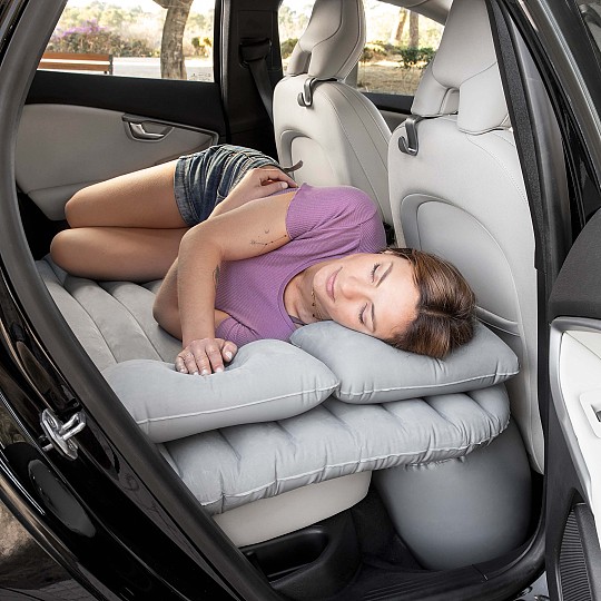Riposare ovunque con il materasso gonfiabile per auto