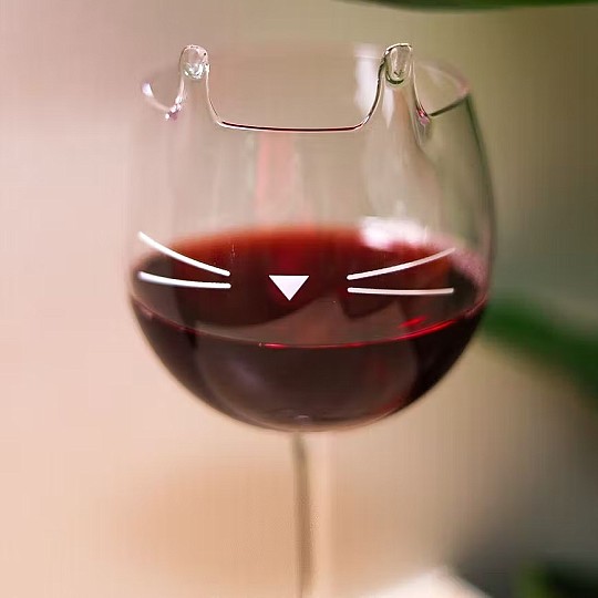 Un bicchiere di vino molto felino