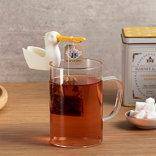 Questo pellicano conterrà la vostra bustina di tè.