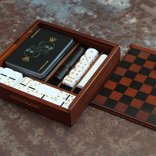 Quattro giochi da tavolo classici in un'elegante scatola di legno