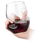 Bicchieri che aerano il vino durante il servizio