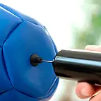 Per installarlo, è sufficiente gonfiarlo e posizionarlo sulla scrivania o su qualsiasi altra superficie.