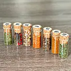 Una piccola scatola per scoprire 7 miscele di spezie
