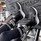 Nero con il messaggio "Butt workout day".