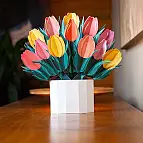 Include una busta bianca per conservare il bouquet piegato e un bigliettino per scrivere un messaggio.