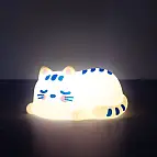Piccola lampada a forma di gattino che fa un pisolino