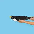 Apertura automatica e design a forma di pinguino