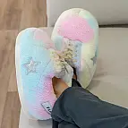Pantofole da casa giganti con motivo arcobaleno