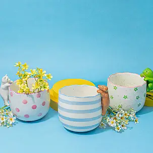 Originale vaso da fiori con animale curioso