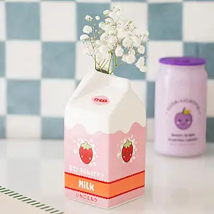 Vaso a forma di cartone del latte alla fragola