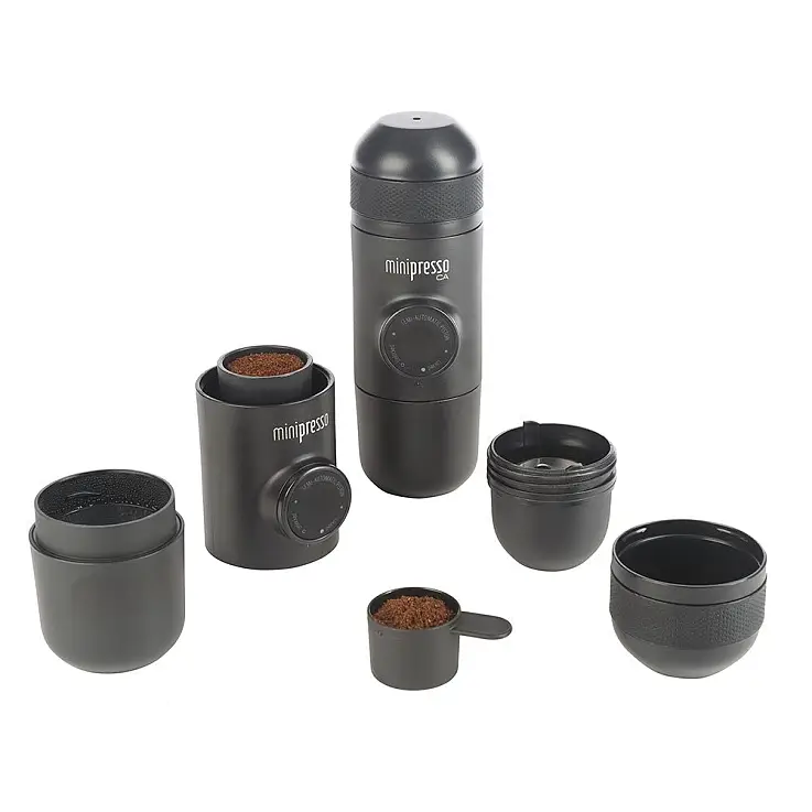 Include una tazza e un cucchiaino da caffè.