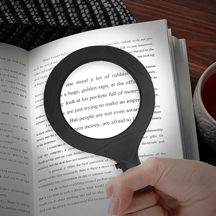 Una pratica lente d'ingrandimento con luce