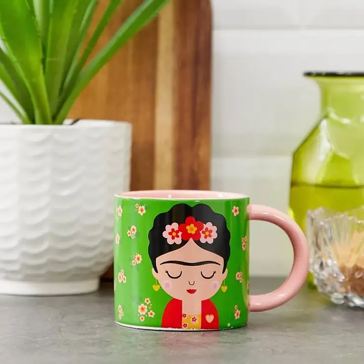 Una bellissima tazza in porcellana con l'immagine di Frida Kahlo