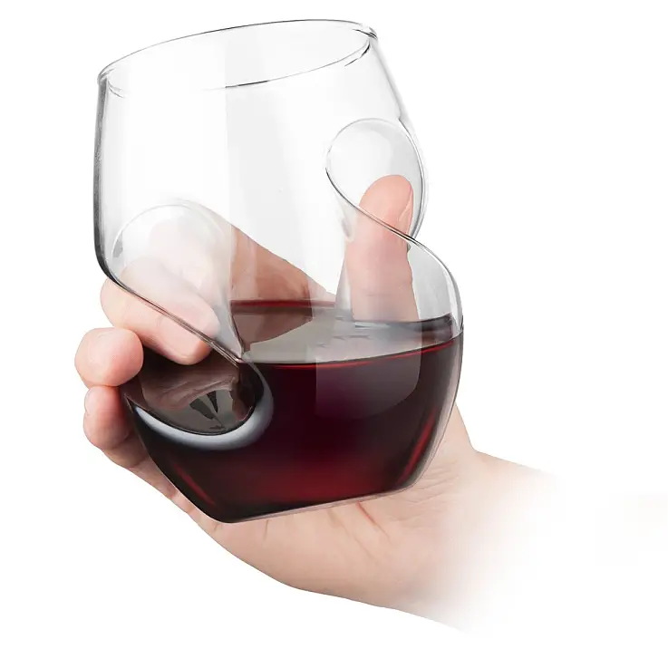 Bicchieri che aerano il vino durante il servizio