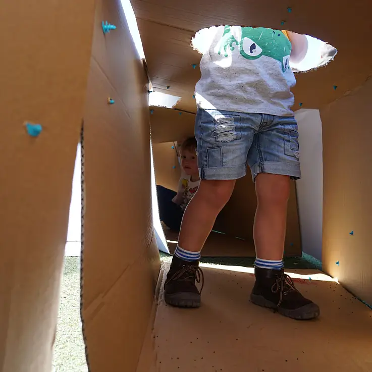 Il cartone è abbastanza flessibile da poter essere maneggiato da mani piccole.