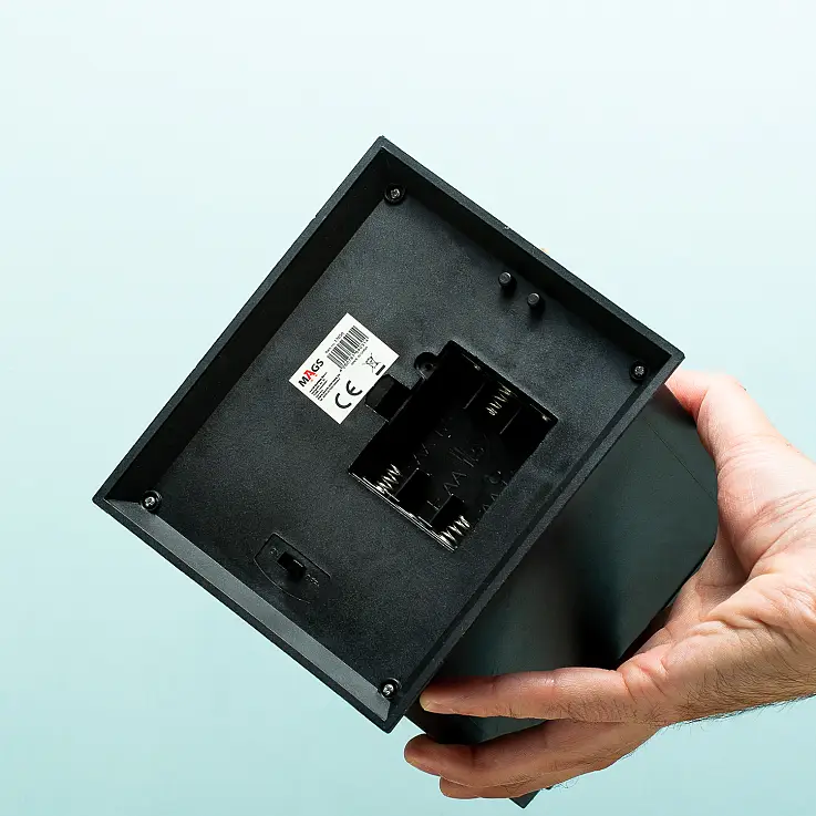 Alimentato da 3 batterie AA (non incluse)