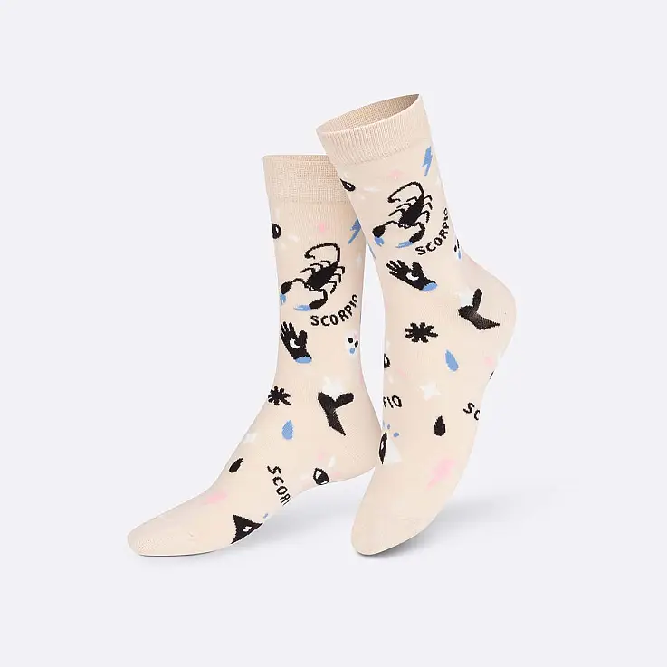 I calzini dello Scorpione sono di colore beige.