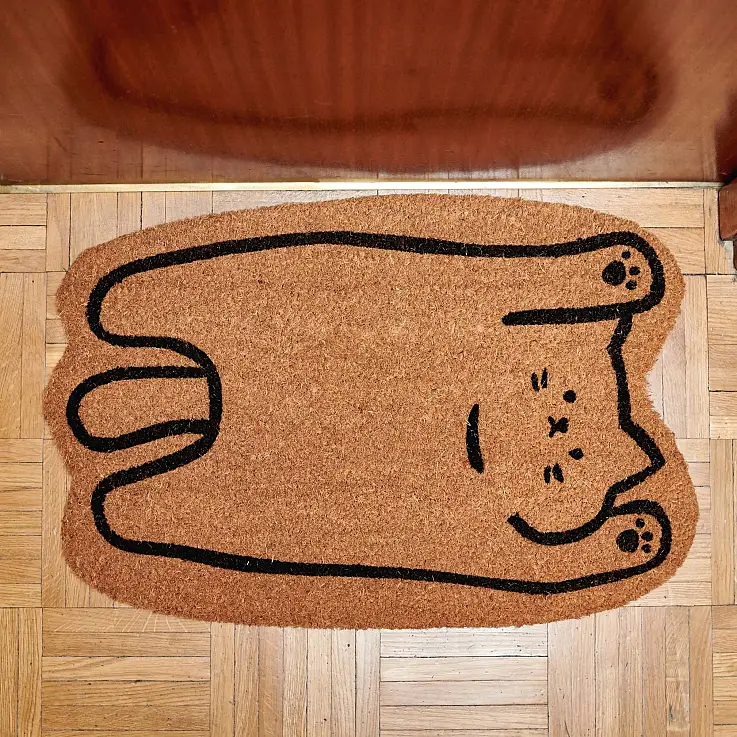 Uno zerbino molto originale a forma di gatto sdraiato sulla schiena.