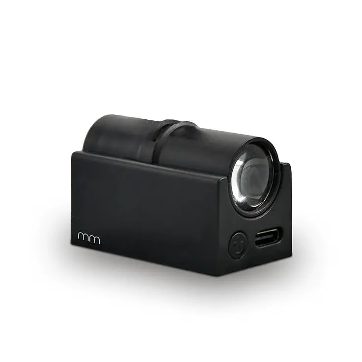 È molto piccolo, misura 4,5 x 2,5 x 3 cm.