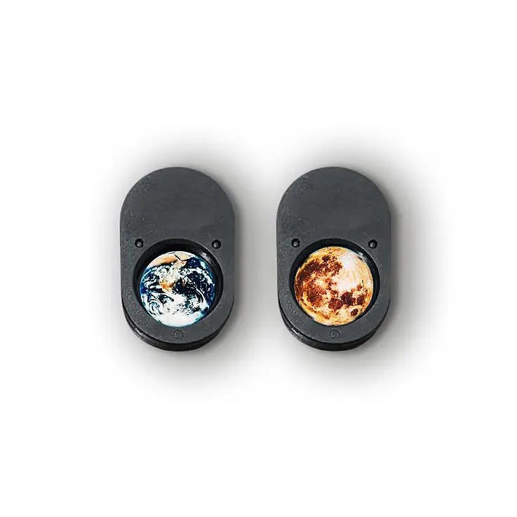 Include due lenti, una della luna e una del pianeta Terra.