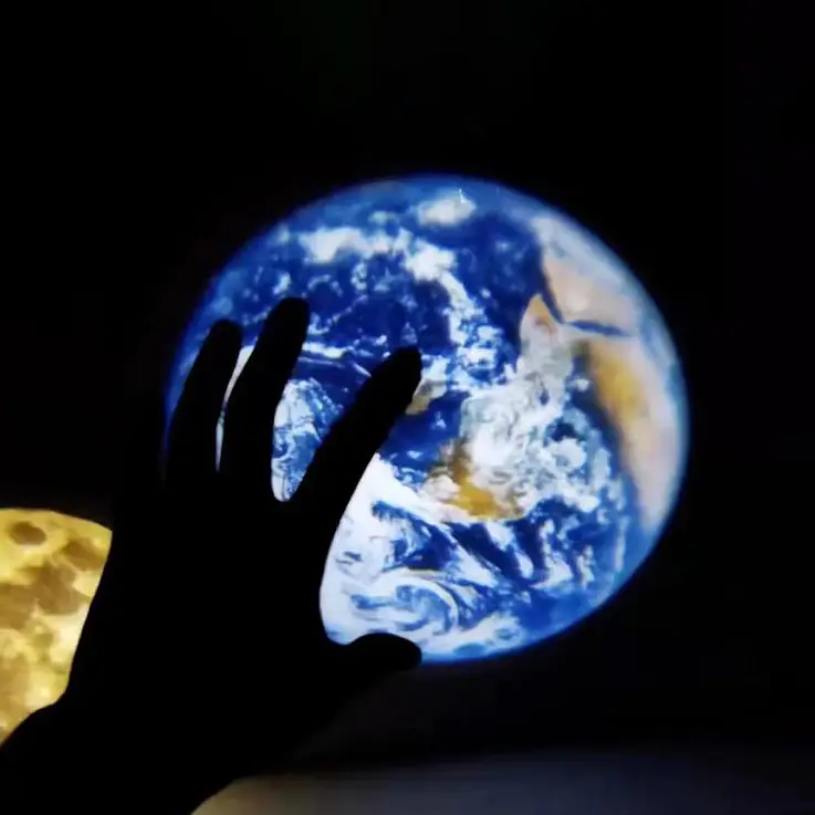 Include un adesivo con magnete per attaccarlo ovunque si desideri