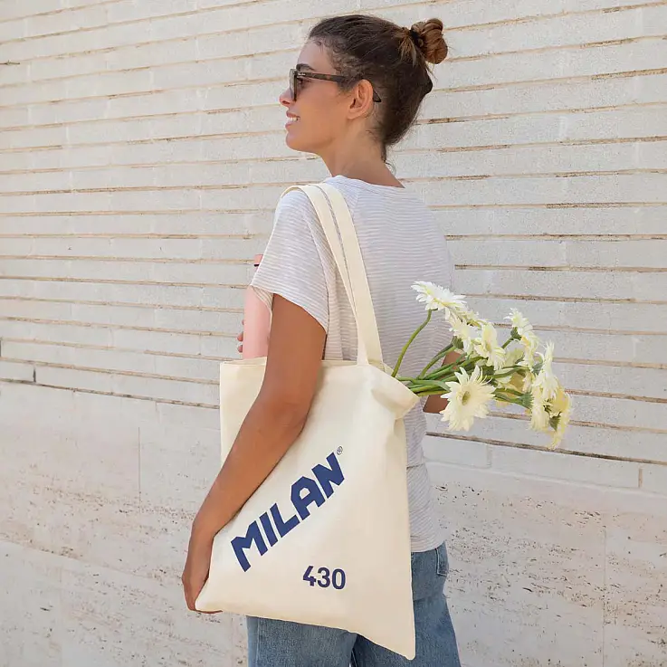 Una tote bag ispirata all'iconica gomma da cancellare MILAN