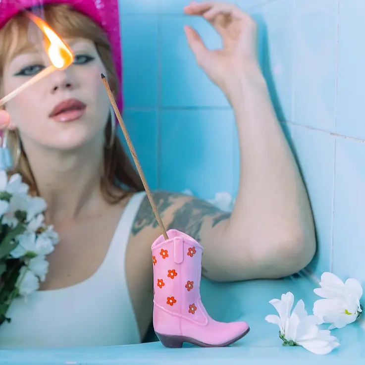 Un originale porta incenso a forma di stivale da cowboy