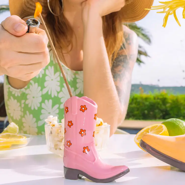 Raccogliere le ceneri all'interno del bagagliaio.