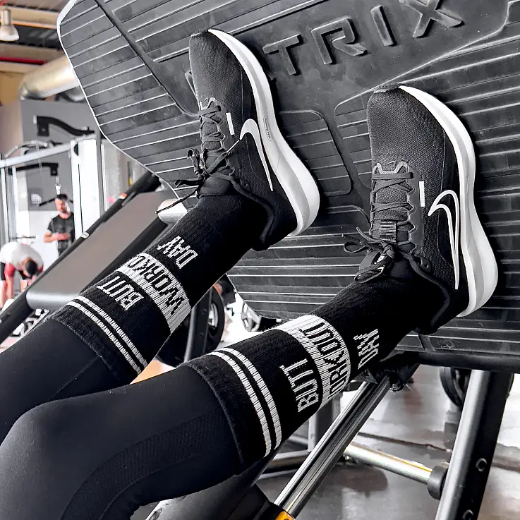Nero con il messaggio "Butt workout day".