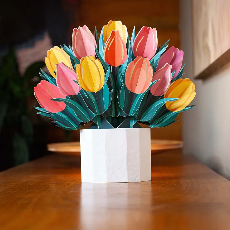 Include una busta bianca per conservare il bouquet piegato e un bigliettino per scrivere un messaggio.