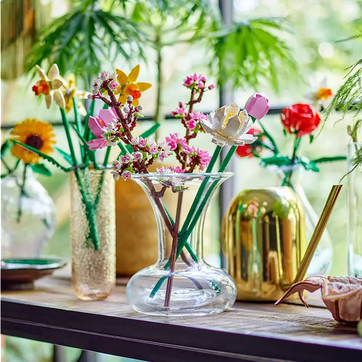 Combinare con altri fiori della collezione LEGO Botanicals.