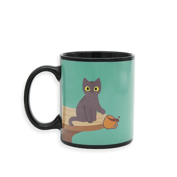 Con la tazza calda arriva un gattino dispettoso