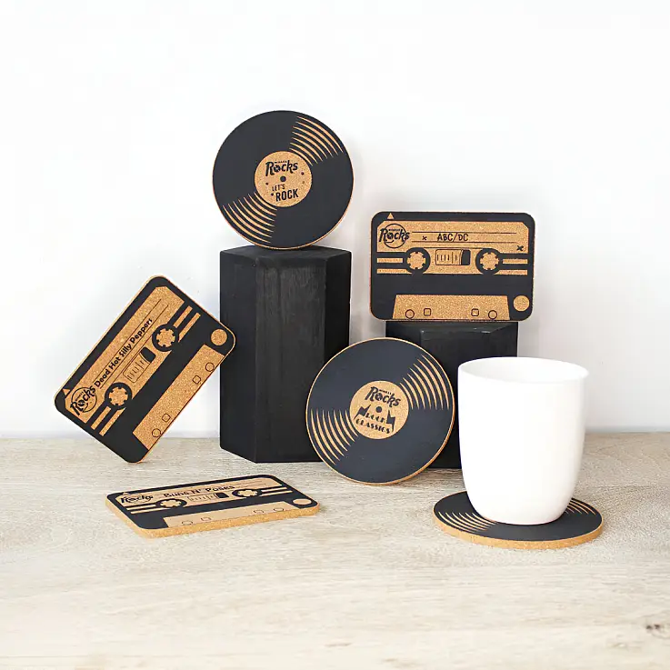 Sottobicchieri originali a forma di vinili e cassette