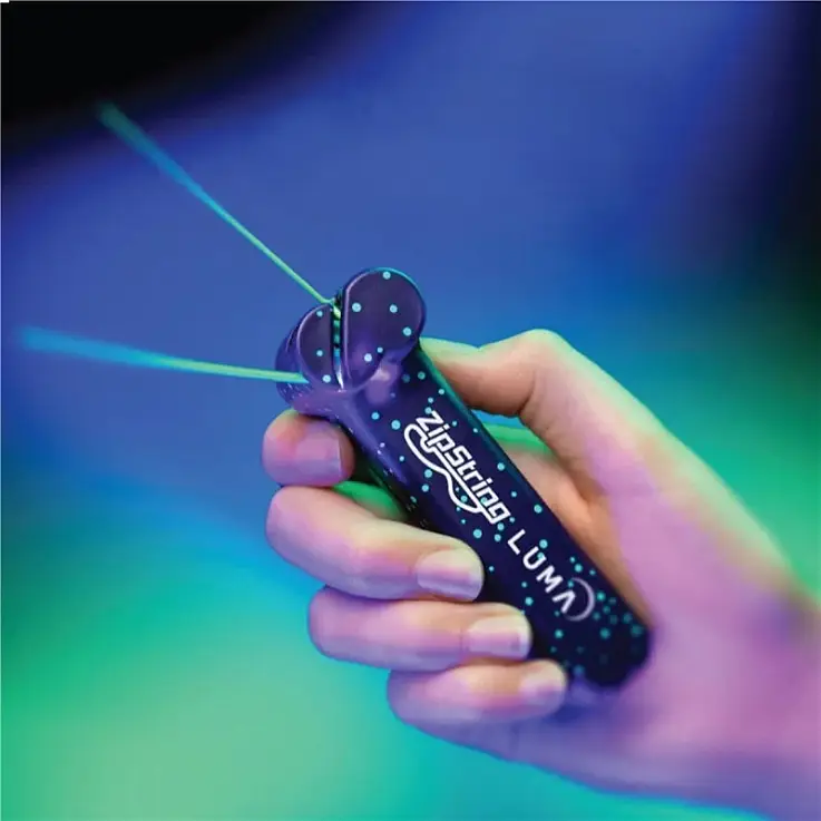 Include 5 corde, 2 delle quali si illuminano al buio