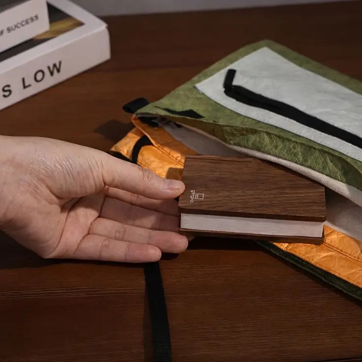 Funziona con una batteria ricaricabile e si ricarica tramite USB
