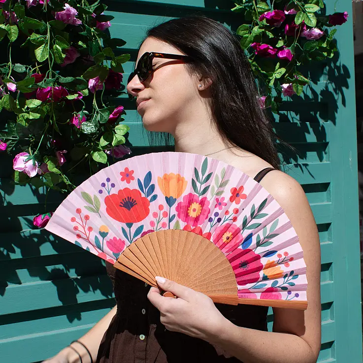 Realizzato in legno ad alta densità e policotone.