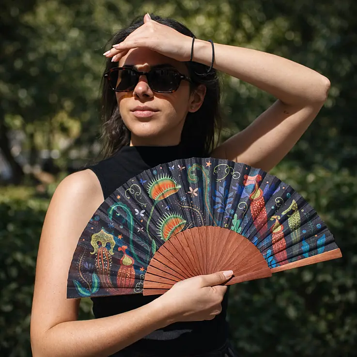 Realizzato in legno ad alta densità e policotone.