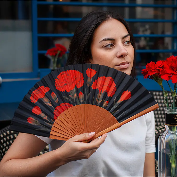 Realizzato in legno ad alta densità e policotone.