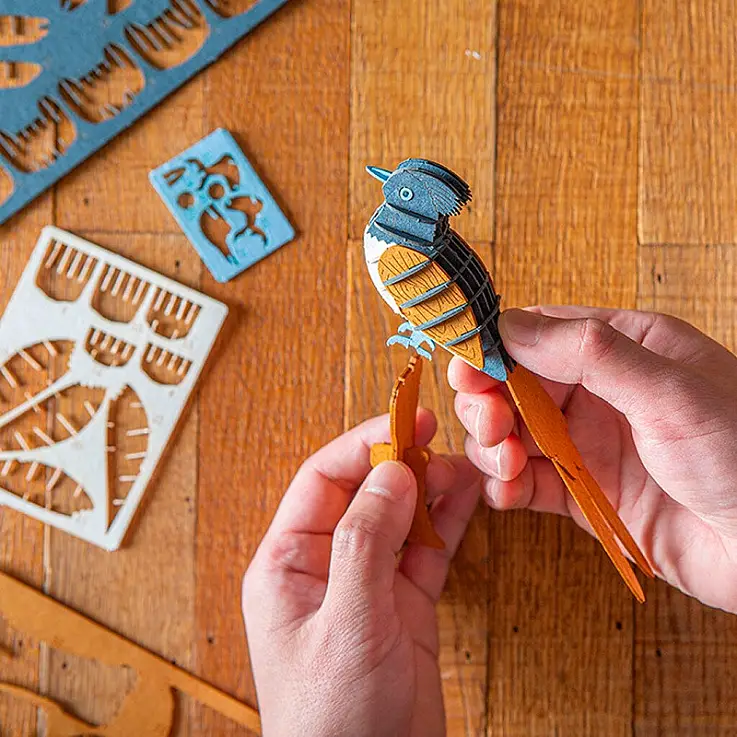 Pezzi pretagliati che si incastrano tra loro senza colla