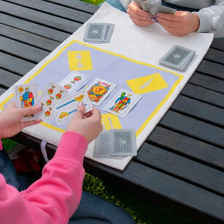 Gioco da tavolo da viaggio con mazzo di carte spagnolo